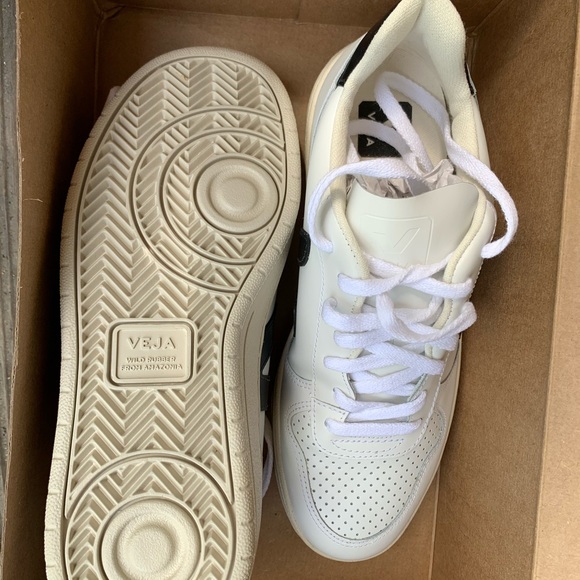 Veja V-10 white with black (BRAND NEW, NEVER WORN) - Picture 4 of 5